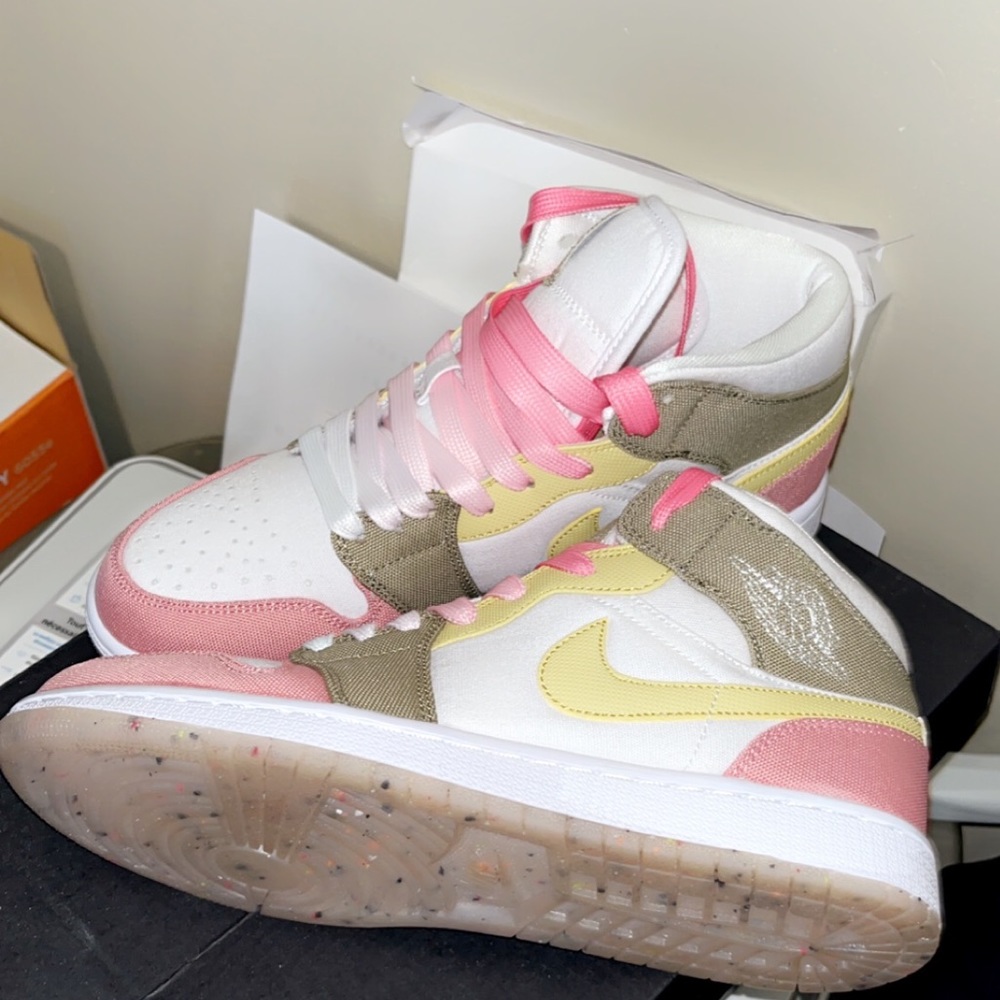 Air Jordan 1 Mid Se Pastel Grind